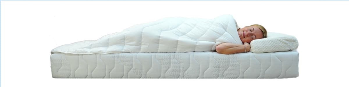 Frau liegend auf einer Matratze – ergonomische Liegeposition