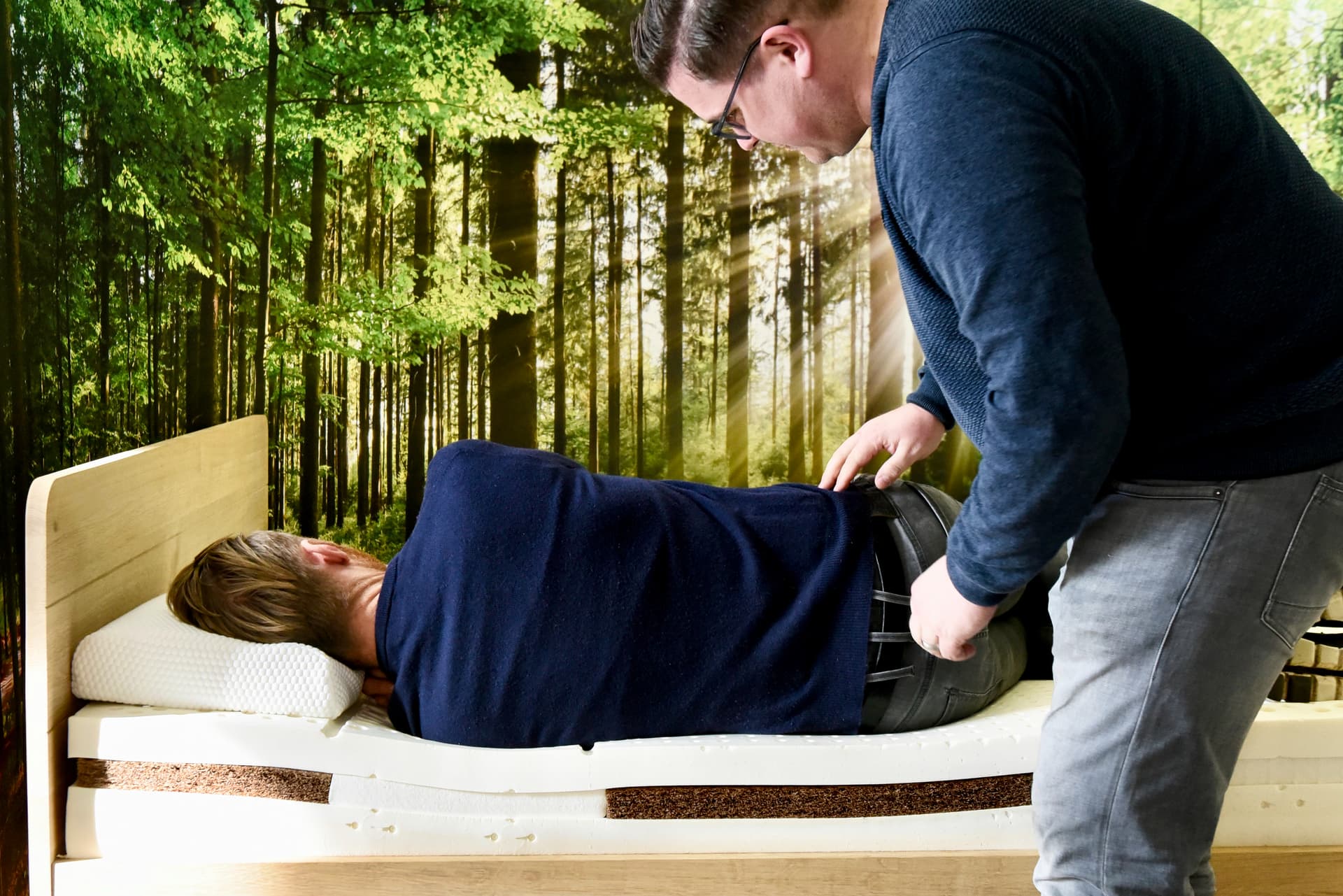 Beratung liegend auf einer Naturlatex-Kokos-Matratze bei Schlafnerds in Bocholt