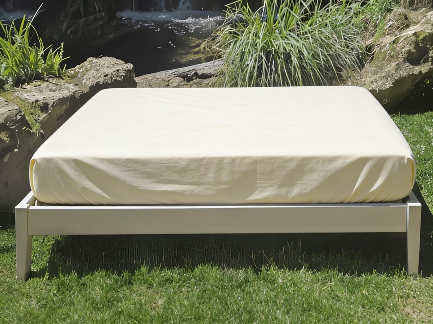 Bett mit kühlendem Spannbettlaken B-Sensible Polaris in sommerlicher Umgebung